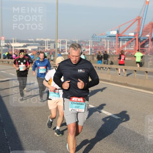 03.10.2025 - Köhlbrandbrückenlauf Yannick Fuchs http://msf.ph/oto/9146934 03.10.2025 08:37:26 Position 2 3342, 3137 meine-sportfotos.de