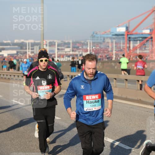 03.10.2025 - Köhlbrandbrückenlauf Yannick Fuchs http://msf.ph/oto/9146954 03.10.2025 08:37:28 Position 2 1249, 1247 meine-sportfotos.de