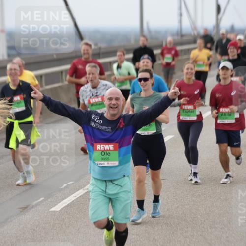 03.10.2025 - Köhlbrandbrückenlauf Jannik Wohlers http://msf.ph/oto/9147083 03.10.2025 15:50:16 Position 1 120, 8451, 3152, 9055, 7542, 7541 meine-sportfotos.de