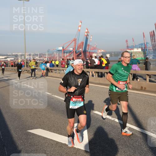 03.10.2025 - Köhlbrandbrückenlauf Yannick Fuchs http://msf.ph/oto/9147187 03.10.2025 08:38:01 Position 2 2002, 1, 3091 meine-sportfotos.de