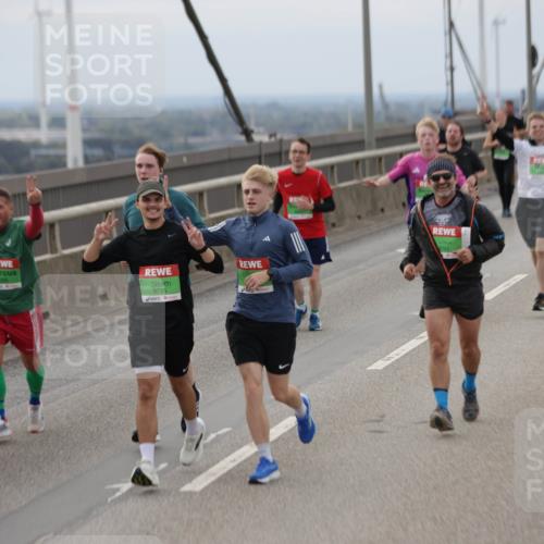 03.10.2025 - Köhlbrandbrückenlauf Jannik Wohlers http://msf.ph/oto/9147229 03.10.2025 15:50:29 Position 1 9735 meine-sportfotos.de