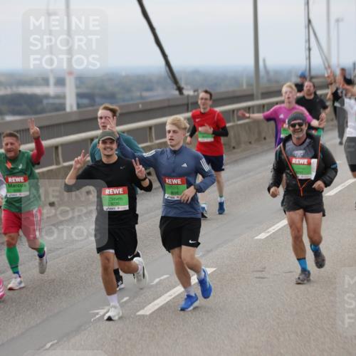 03.10.2025 - Köhlbrandbrückenlauf Jannik Wohlers http://msf.ph/oto/9147231 03.10.2025 15:50:29 Position 1 9735, 9698, 9745 meine-sportfotos.de