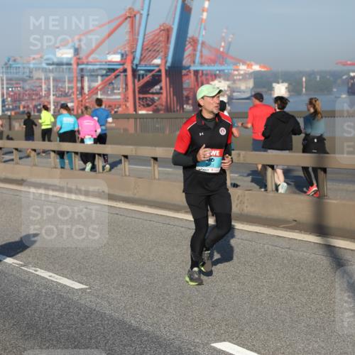 03.10.2025 - Köhlbrandbrückenlauf Yannick Fuchs http://msf.ph/oto/9147237 03.10.2025 08:38:10 Position 2 3263 meine-sportfotos.de
