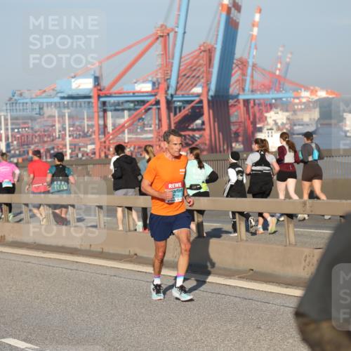 03.10.2025 - Köhlbrandbrückenlauf Yannick Fuchs http://msf.ph/oto/9147275 03.10.2025 08:38:14 Position 2 21, 89, 315 meine-sportfotos.de