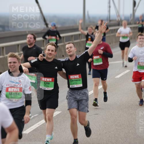 03.10.2025 - Köhlbrandbrückenlauf Jannik Wohlers http://msf.ph/oto/9147284 03.10.2025 15:50:33 Position 1 6, 8841, 8774, 8772, 8775, 8773 meine-sportfotos.de