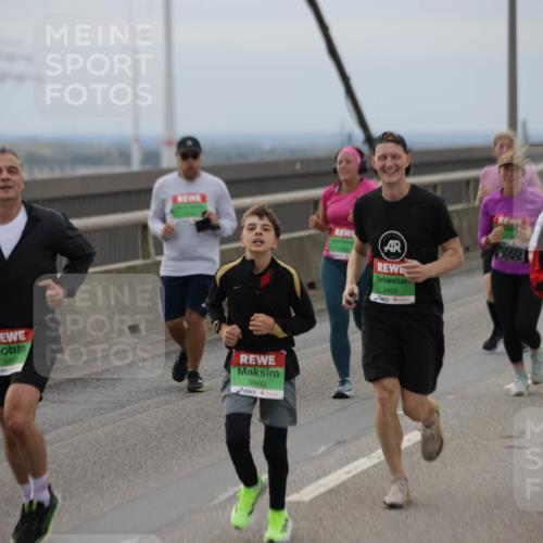 03.10.2025 - Köhlbrandbrückenlauf Jannik Wohlers http://msf.ph/oto/9147493 03.10.2025 15:50:59 Position 1 945, 9460, 8409, 8224 meine-sportfotos.de