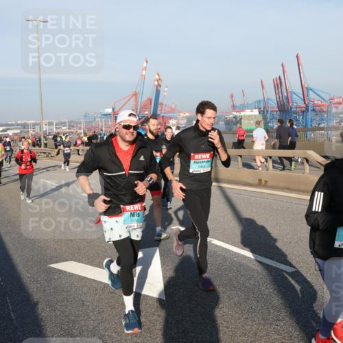 03.10.2025 - Köhlbrandbrückenlauf Yannick Fuchs http://msf.ph/oto/9147608 03.10.2025 08:38:42 Position 2 1130, 1368, 1284 meine-sportfotos.de