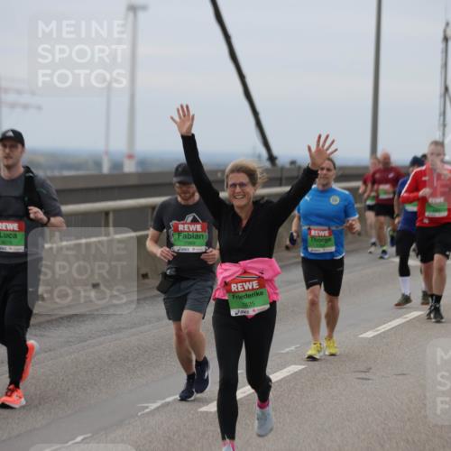 03.10.2025 - Köhlbrandbrückenlauf Jannik Wohlers http://msf.ph/oto/9147613 03.10.2025 15:51:12 Position 1 8018, 7989, 7635 meine-sportfotos.de