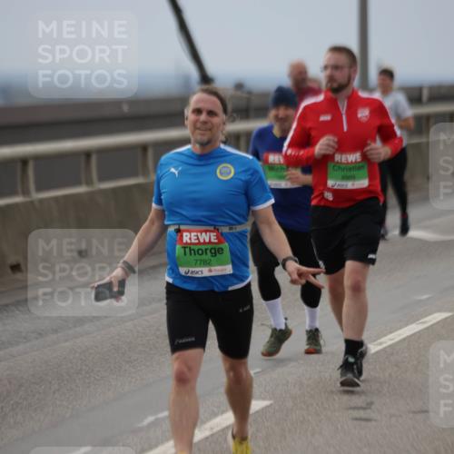 03.10.2025 - Köhlbrandbrückenlauf Jannik Wohlers http://msf.ph/oto/9147631 03.10.2025 15:51:13 Position 1 8909, 7782, 8818 meine-sportfotos.de
