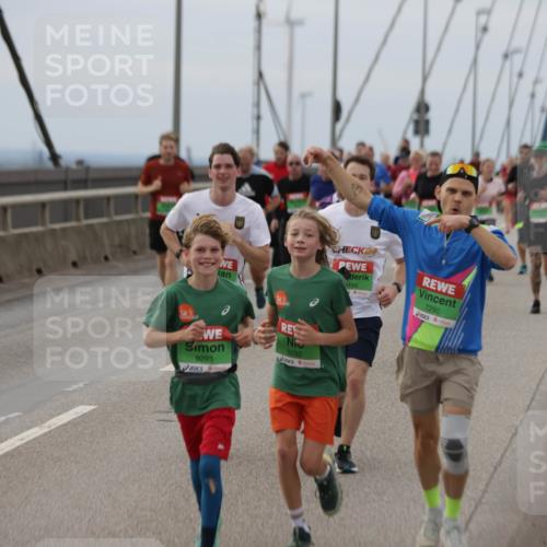 03.10.2025 - Köhlbrandbrückenlauf Jannik Wohlers http://msf.ph/oto/9147723 03.10.2025 15:51:21 Position 1 24, 166, 7292, 9293, 9292 meine-sportfotos.de