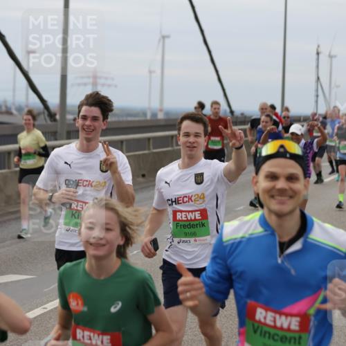 03.10.2025 - Köhlbrandbrückenlauf Jannik Wohlers http://msf.ph/oto/9147771 03.10.2025 15:51:24 Position 1 24, 91, 24, 9166 meine-sportfotos.de