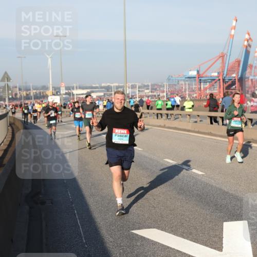 03.10.2025 - Köhlbrandbrückenlauf Yannick Fuchs http://msf.ph/oto/9147803 03.10.2025 08:38:58 Position 2 1504 meine-sportfotos.de