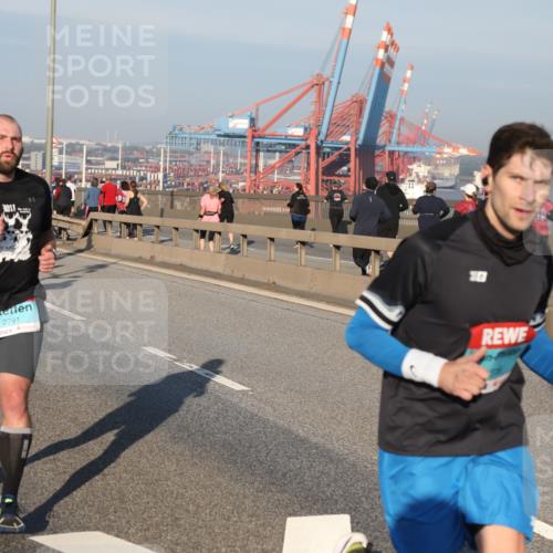 03.10.2025 - Köhlbrandbrückenlauf Yannick Fuchs http://msf.ph/oto/9147860 03.10.2025 08:39:05 Position 2 2791 meine-sportfotos.de
