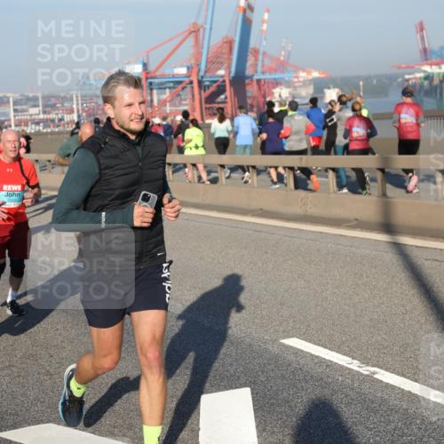 03.10.2025 - Köhlbrandbrückenlauf Yannick Fuchs http://msf.ph/oto/9147866 03.10.2025 08:39:09 Position 2 24, 3305 meine-sportfotos.de