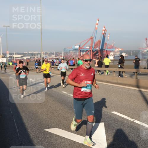 03.10.2025 - Köhlbrandbrückenlauf Yannick Fuchs http://msf.ph/oto/9147961 03.10.2025 08:39:16 Position 2 2995 meine-sportfotos.de