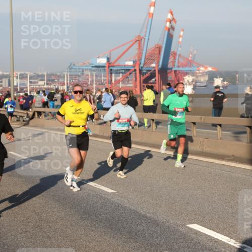 03.10.2025 - Köhlbrandbrückenlauf Yannick Fuchs http://msf.ph/oto/9147975 03.10.2025 08:39:17 Position 2 3, 2901, 29 meine-sportfotos.de
