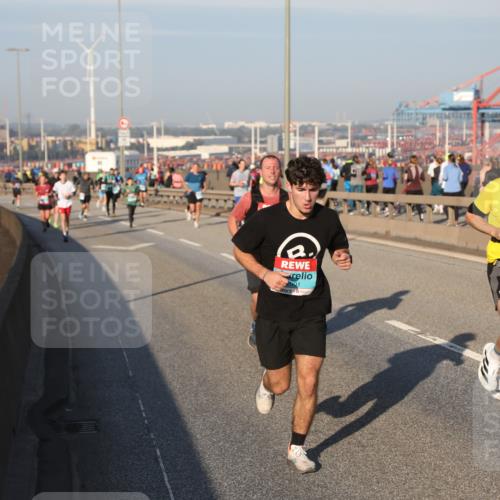 03.10.2025 - Köhlbrandbrückenlauf Yannick Fuchs http://msf.ph/oto/9147988 03.10.2025 08:39:17 Position 2 2901, 3204 meine-sportfotos.de