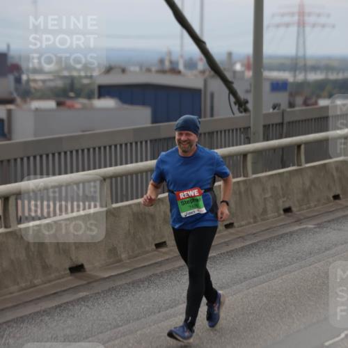 03.10.2025 - Köhlbrandbrückenlauf Jannik Wohlers http://msf.ph/oto/9148001 03.10.2025 15:51:51 Position 1 7478 meine-sportfotos.de