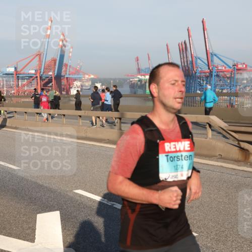 03.10.2025 - Köhlbrandbrückenlauf Yannick Fuchs http://msf.ph/oto/9148037 03.10.2025 08:39:20 Position 2 1274 meine-sportfotos.de