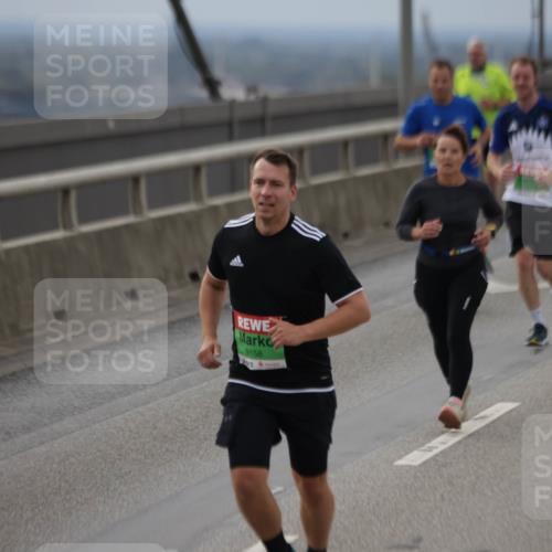 03.10.2025 - Köhlbrandbrückenlauf Jannik Wohlers http://msf.ph/oto/9148061 03.10.2025 15:51:59 Position 1 9158 meine-sportfotos.de