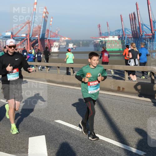 03.10.2025 - Köhlbrandbrückenlauf Yannick Fuchs http://msf.ph/oto/9148107 03.10.2025 08:39:29 Position 2 2998, 1207, 3498 meine-sportfotos.de