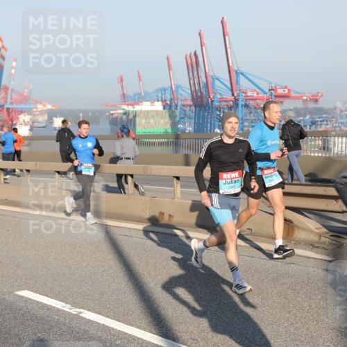 03.10.2025 - Köhlbrandbrückenlauf Yannick Fuchs http://msf.ph/oto/9148177 03.10.2025 08:39:33 Position 2 2985, 2969, 3813 meine-sportfotos.de