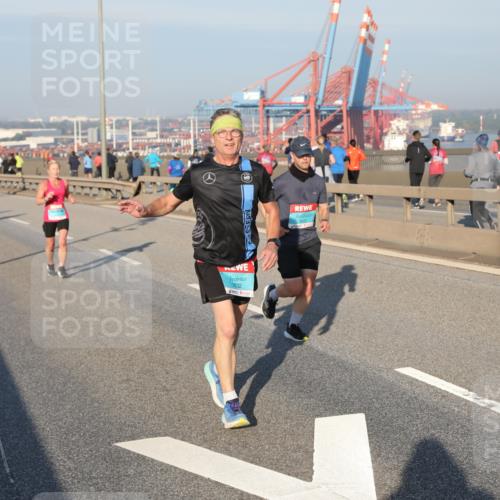 03.10.2025 - Köhlbrandbrückenlauf Yannick Fuchs http://msf.ph/oto/9148195 03.10.2025 08:39:34 Position 2 3832 meine-sportfotos.de