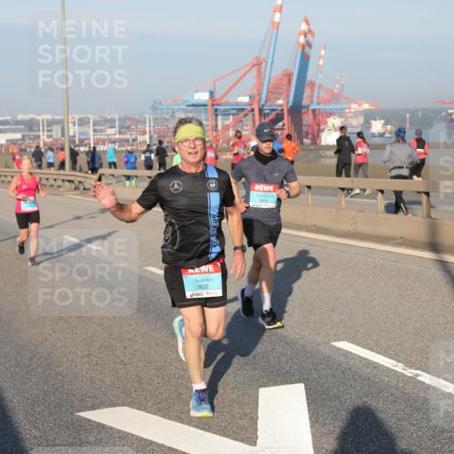 03.10.2025 - Köhlbrandbrückenlauf Yannick Fuchs http://msf.ph/oto/9148198 03.10.2025 08:39:34 Position 2 3832, 3820 meine-sportfotos.de