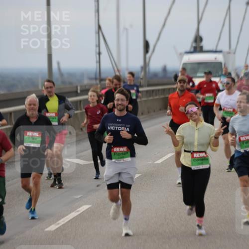 03.10.2025 - Köhlbrandbrückenlauf Jannik Wohlers http://msf.ph/oto/9148312 03.10.2025 15:52:24 Position 1 7703, 7740 meine-sportfotos.de