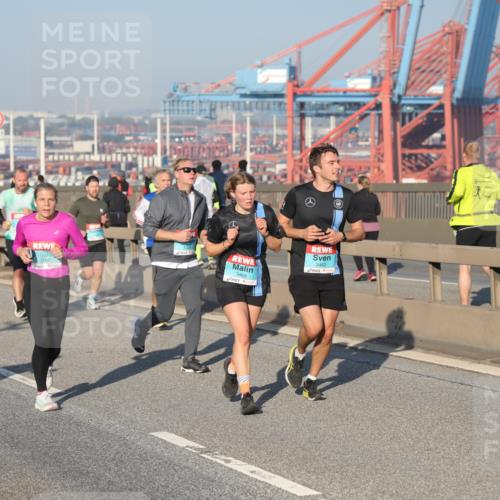 03.10.2025 - Köhlbrandbrückenlauf Yannick Fuchs http://msf.ph/oto/9148326 03.10.2025 08:39:45 Position 2 3766, 3465, 3462 meine-sportfotos.de