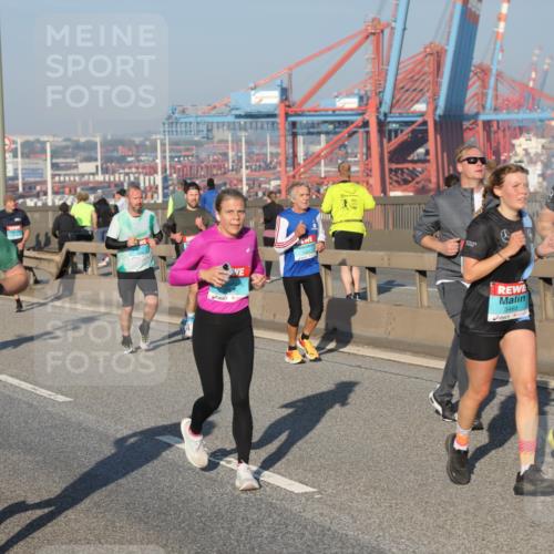 03.10.2025 - Köhlbrandbrückenlauf Yannick Fuchs http://msf.ph/oto/9148351 03.10.2025 08:39:47 Position 2 1105, 3465, 3462 meine-sportfotos.de