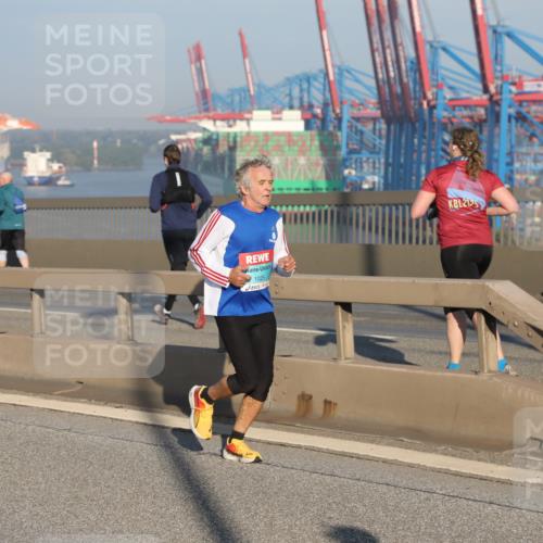 03.10.2025 - Köhlbrandbrückenlauf Yannick Fuchs http://msf.ph/oto/9148391 03.10.2025 08:39:50 Position 2 3806, 1025, 215 meine-sportfotos.de