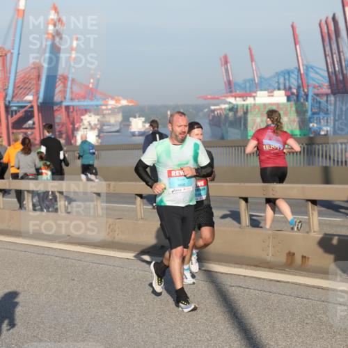 03.10.2025 - Köhlbrandbrückenlauf Yannick Fuchs http://msf.ph/oto/9148401 03.10.2025 08:39:51 Position 2 93, 3806, 25 meine-sportfotos.de