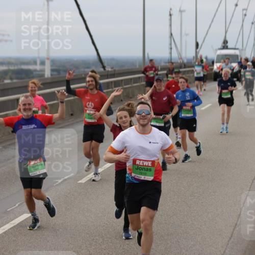 03.10.2025 - Köhlbrandbrückenlauf Jannik Wohlers http://msf.ph/oto/9148409 03.10.2025 15:52:32 Position 1 9808, 9612, 8899, 7810 meine-sportfotos.de
