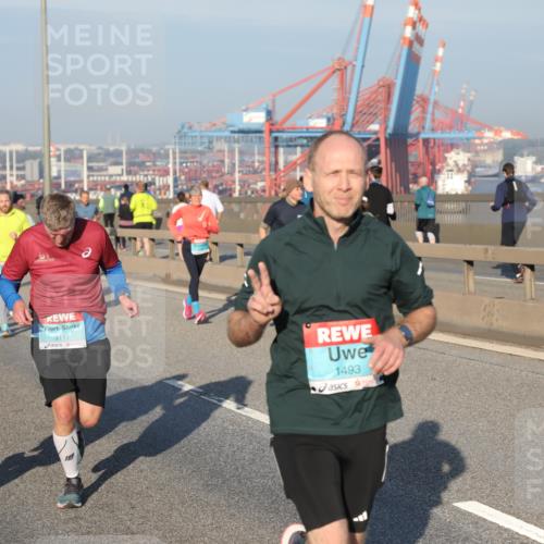 03.10.2025 - Köhlbrandbrückenlauf Yannick Fuchs http://msf.ph/oto/9148410 03.10.2025 08:39:51 Position 2 1236, 3117, 1493, 2825 meine-sportfotos.de