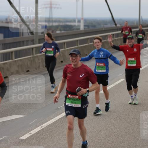 03.10.2025 - Köhlbrandbrückenlauf Jannik Wohlers http://msf.ph/oto/9148446 03.10.2025 15:52:34 Position 1 9396, 8978, 7906 meine-sportfotos.de