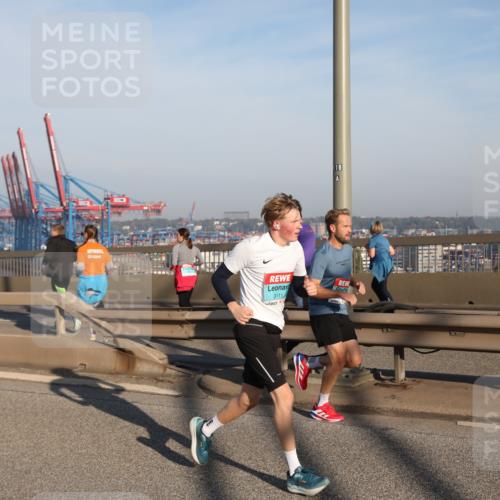 03.10.2025 - Köhlbrandbrückenlauf Yannick Fuchs http://msf.ph/oto/9148541 03.10.2025 08:40:00 Position 2 118, 3111 meine-sportfotos.de