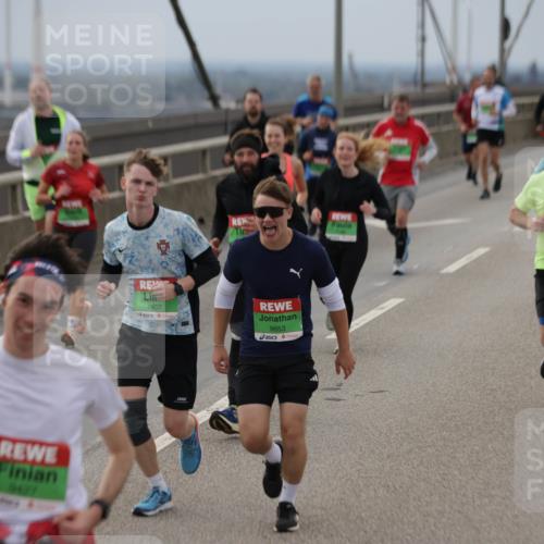 03.10.2025 - Köhlbrandbrückenlauf Jannik Wohlers http://msf.ph/oto/9148570 03.10.2025 15:52:43 Position 1 9427, 7907, 9653 meine-sportfotos.de