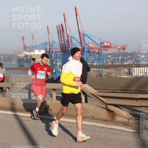 03.10.2025 - Köhlbrandbrückenlauf Yannick Fuchs http://msf.ph/oto/9148595 03.10.2025 08:40:04 Position 2 19, 3521 meine-sportfotos.de