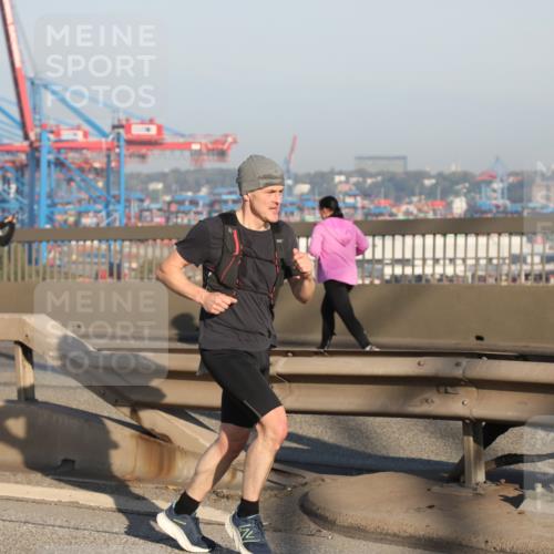 03.10.2025 - Köhlbrandbrückenlauf Yannick Fuchs http://msf.ph/oto/9148679 03.10.2025 08:40:10 Position 2 118 meine-sportfotos.de