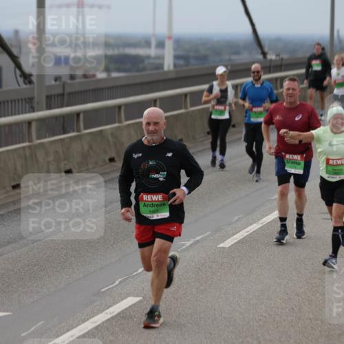 03.10.2025 - Köhlbrandbrückenlauf Jannik Wohlers http://msf.ph/oto/9148750 03.10.2025 15:52:55 Position 1 9424, 7376, 9682 meine-sportfotos.de