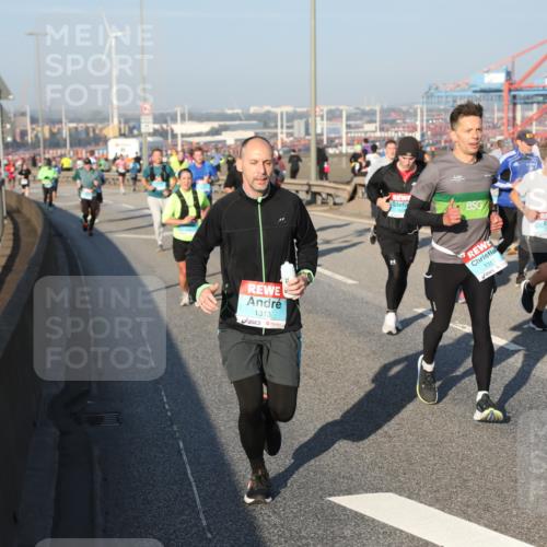 03.10.2025 - Köhlbrandbrückenlauf Yannick Fuchs http://msf.ph/oto/9148786 03.10.2025 08:40:18 Position 2 1313, 1311 meine-sportfotos.de