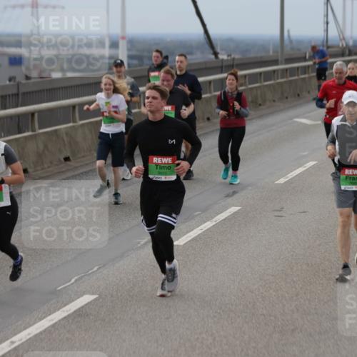 03.10.2025 - Köhlbrandbrückenlauf Jannik Wohlers http://msf.ph/oto/9148791 03.10.2025 15:52:59 Position 1 9041, 9655, 7689 meine-sportfotos.de