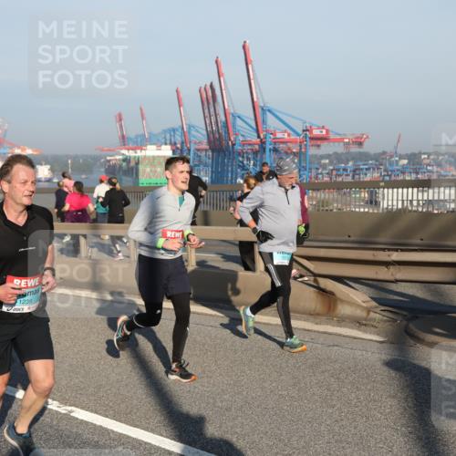 03.10.2025 - Köhlbrandbrückenlauf Yannick Fuchs http://msf.ph/oto/9148838 03.10.2025 08:40:22 Position 2 1239, 1073 meine-sportfotos.de