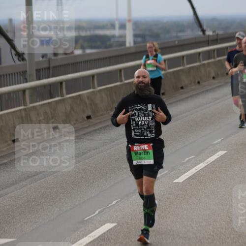 03.10.2025 - Köhlbrandbrückenlauf Jannik Wohlers http://msf.ph/oto/9148870 03.10.2025 15:53:09 Position 1 9056 meine-sportfotos.de