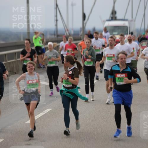 03.10.2025 - Köhlbrandbrückenlauf Jannik Wohlers http://msf.ph/oto/9149280 03.10.2025 15:53:44 Position 1 9727, 8008, 8006 meine-sportfotos.de
