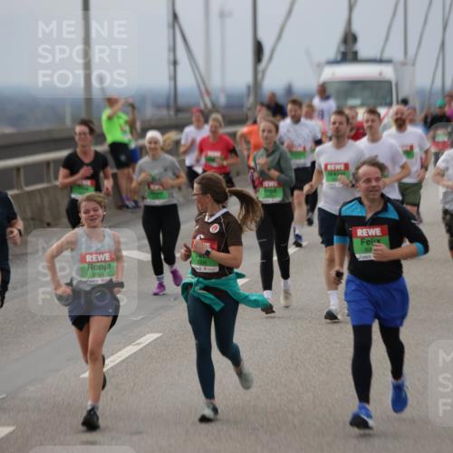 03.10.2025 - Köhlbrandbrückenlauf Jannik Wohlers http://msf.ph/oto/9149281 03.10.2025 15:53:44 Position 1 8008, 9722, 8006 meine-sportfotos.de