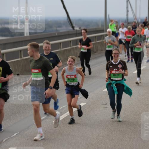 03.10.2025 - Köhlbrandbrückenlauf Jannik Wohlers http://msf.ph/oto/9149295 03.10.2025 15:53:46 Position 1 7725, 7987, 6, 9722, 8008, 8006 meine-sportfotos.de