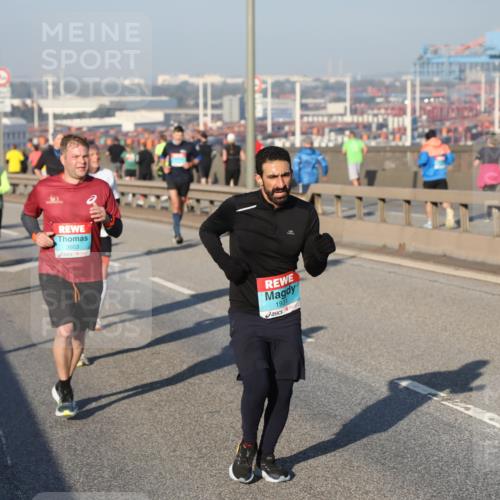03.10.2025 - Köhlbrandbrückenlauf Yannick Fuchs http://msf.ph/oto/9149398 03.10.2025 08:41:03 Position 2 3603, 1931, 37 meine-sportfotos.de