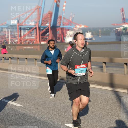 03.10.2025 - Köhlbrandbrückenlauf Yannick Fuchs http://msf.ph/oto/9149402 03.10.2025 08:41:04 Position 2 193, 3721 meine-sportfotos.de